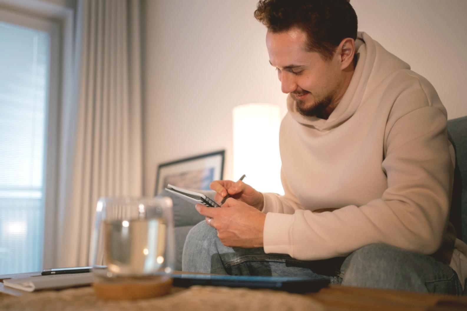 Intensive Teamarbeit und Strategieentwicklung in modernem Arbeitsumfeld